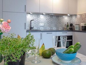 Fridge, oven, stovetop, dishwasher