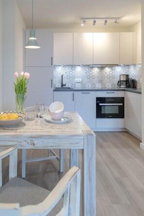 Kühlschrank, Ofen, Herdplatte, Geschirrspüler