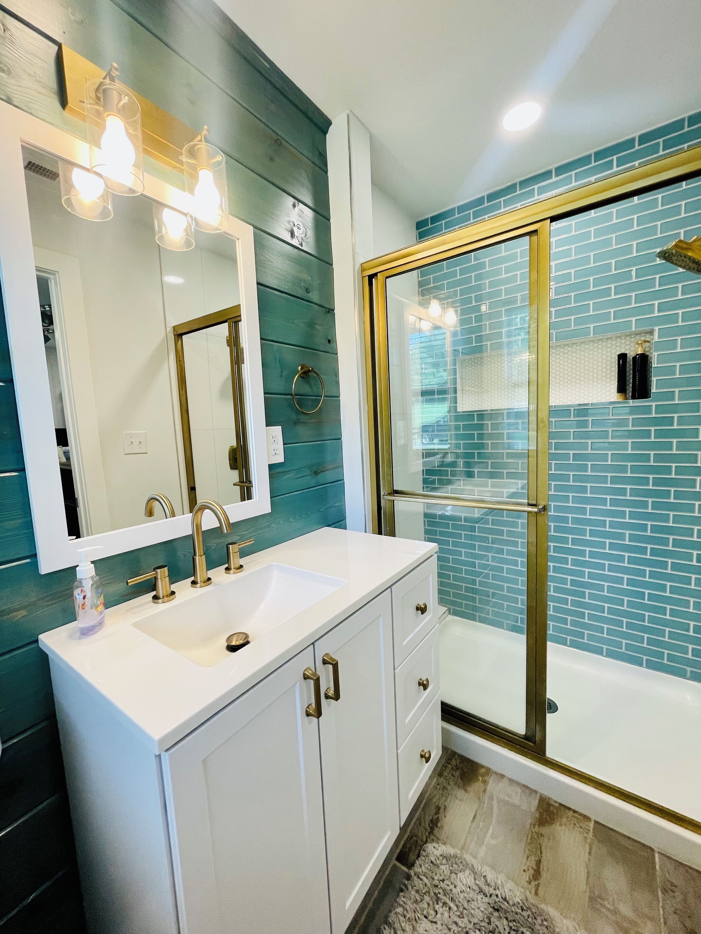 Combined shower/tub, hair dryer, towels, soap