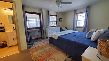 3 slaapkamers, een bureau, een strijkplank/strijkijzer, reisbedje