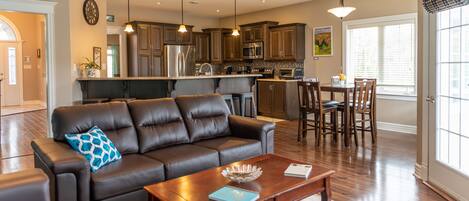 Smart-tv, een open haard, boeken en een stereo