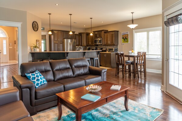 Smart-TV, Kamin, Bücher, Stereoanlage