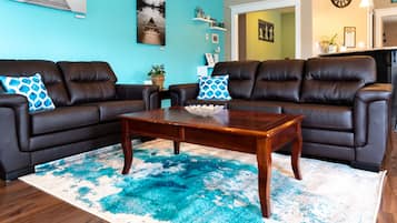 Smart-TV, Kamin, Bücher, Stereoanlage