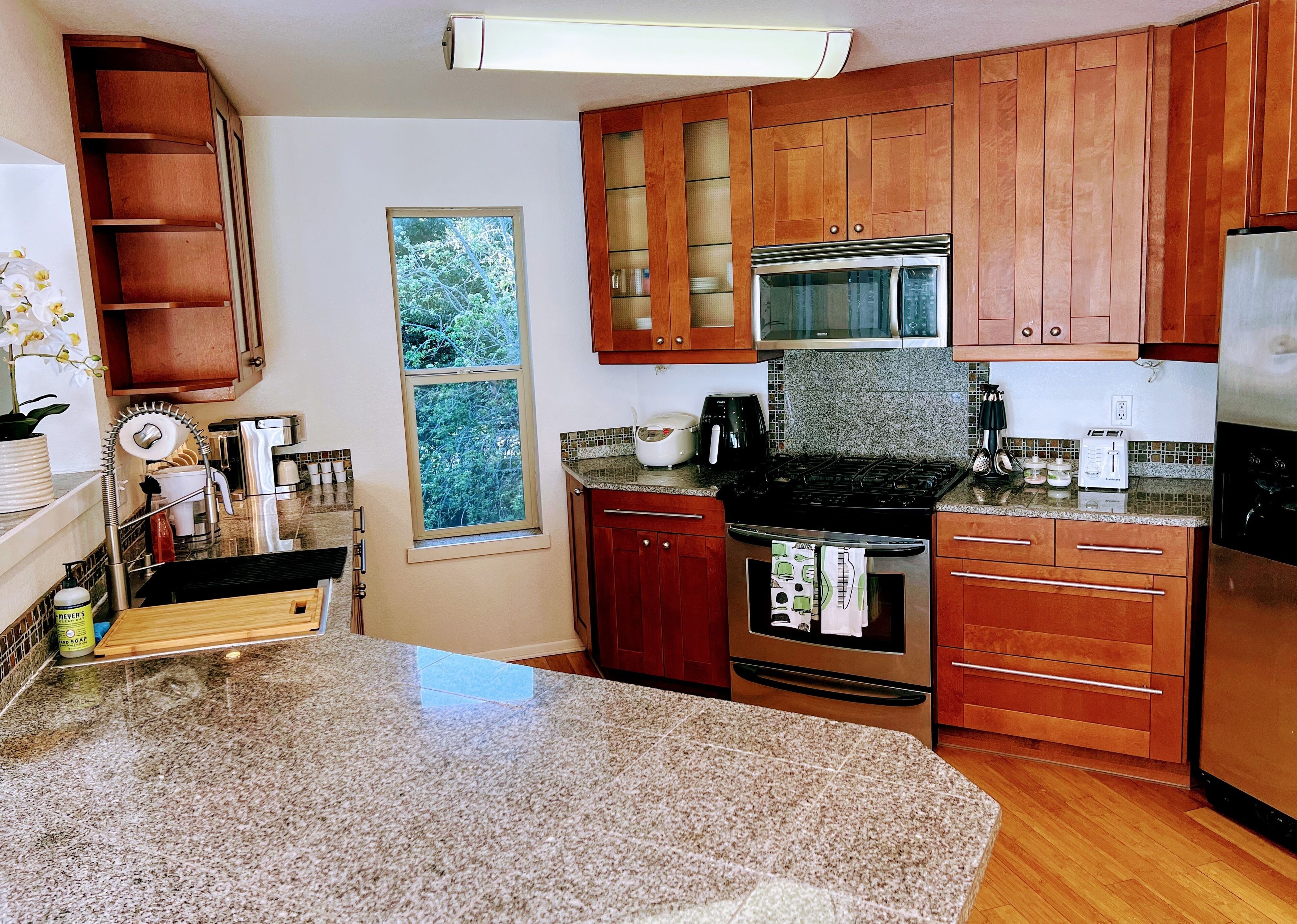 Refrigerador, microondas, horno y parrilla de estufa 