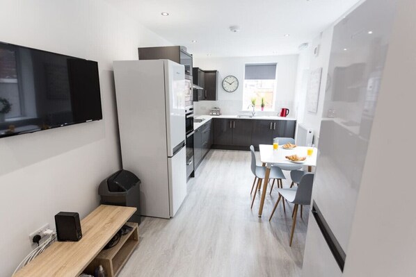Refrigerador, microondas, horno, placa de cocina