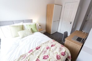 4 室のベッドルーム、デスク、アイロン / アイロン台、WiFi (無料)