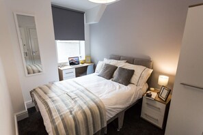4 habitaciones, escritorio, tabla de planchar con plancha y wifi gratis