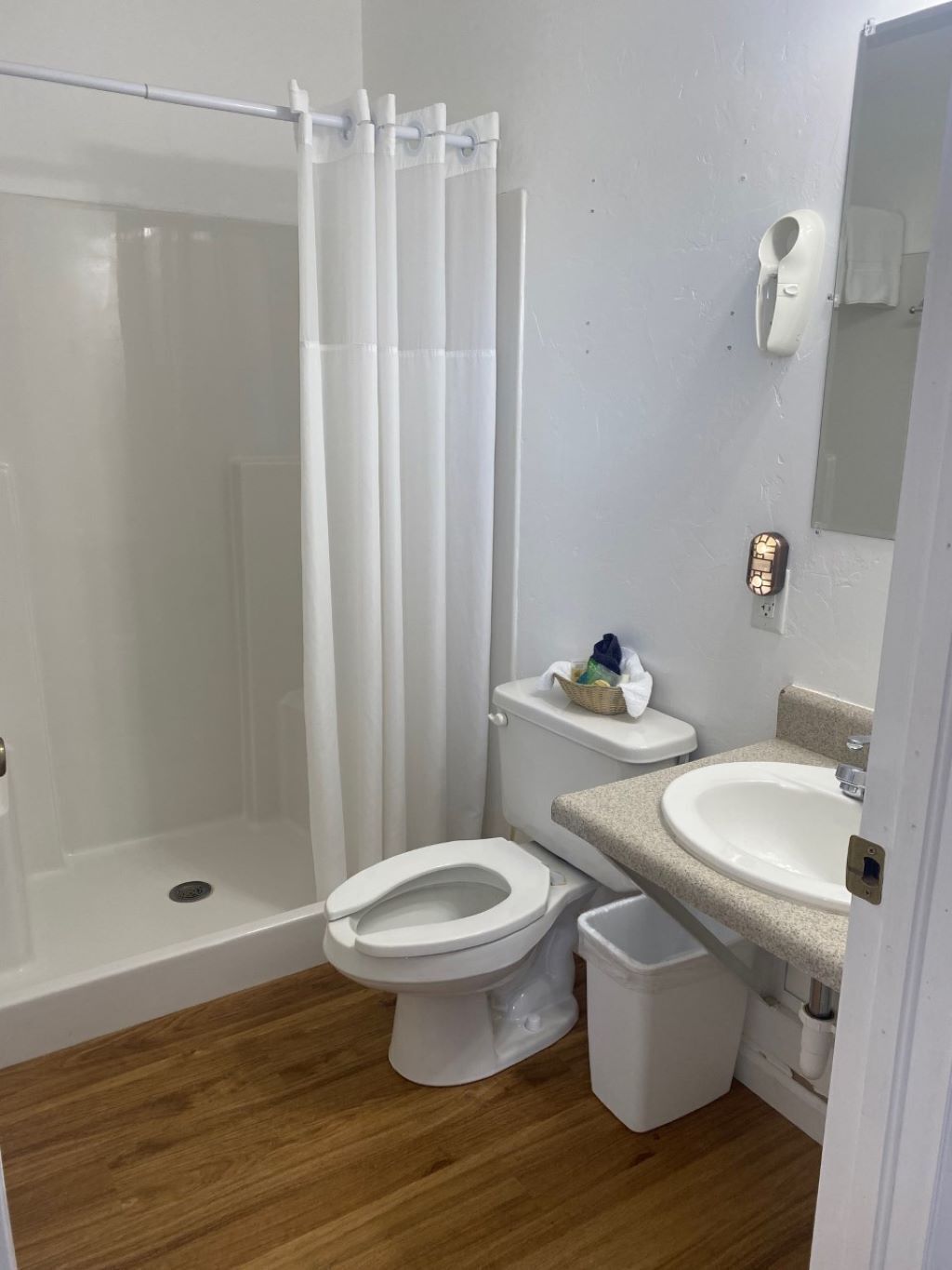 Cozy & Clean Queen Room