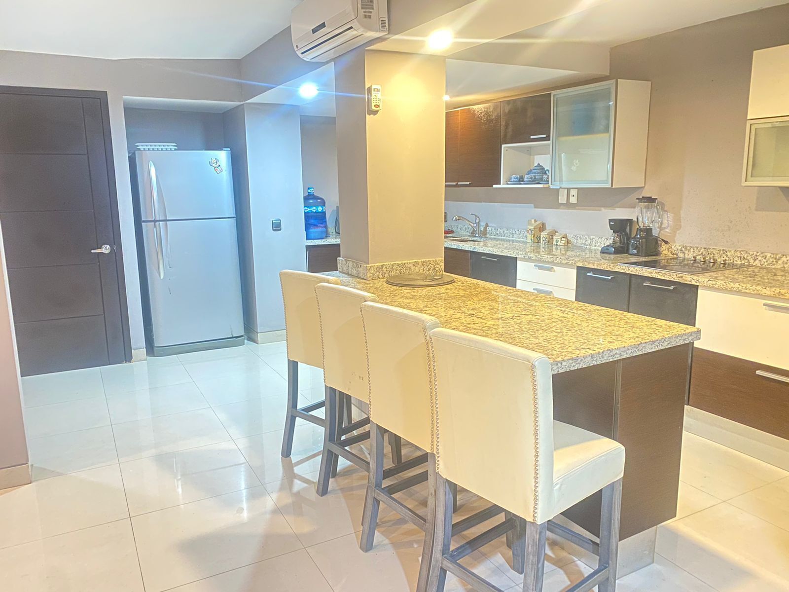 Luxury 3 BR Penthouse w/ Jacuzzi & Infinity Pool