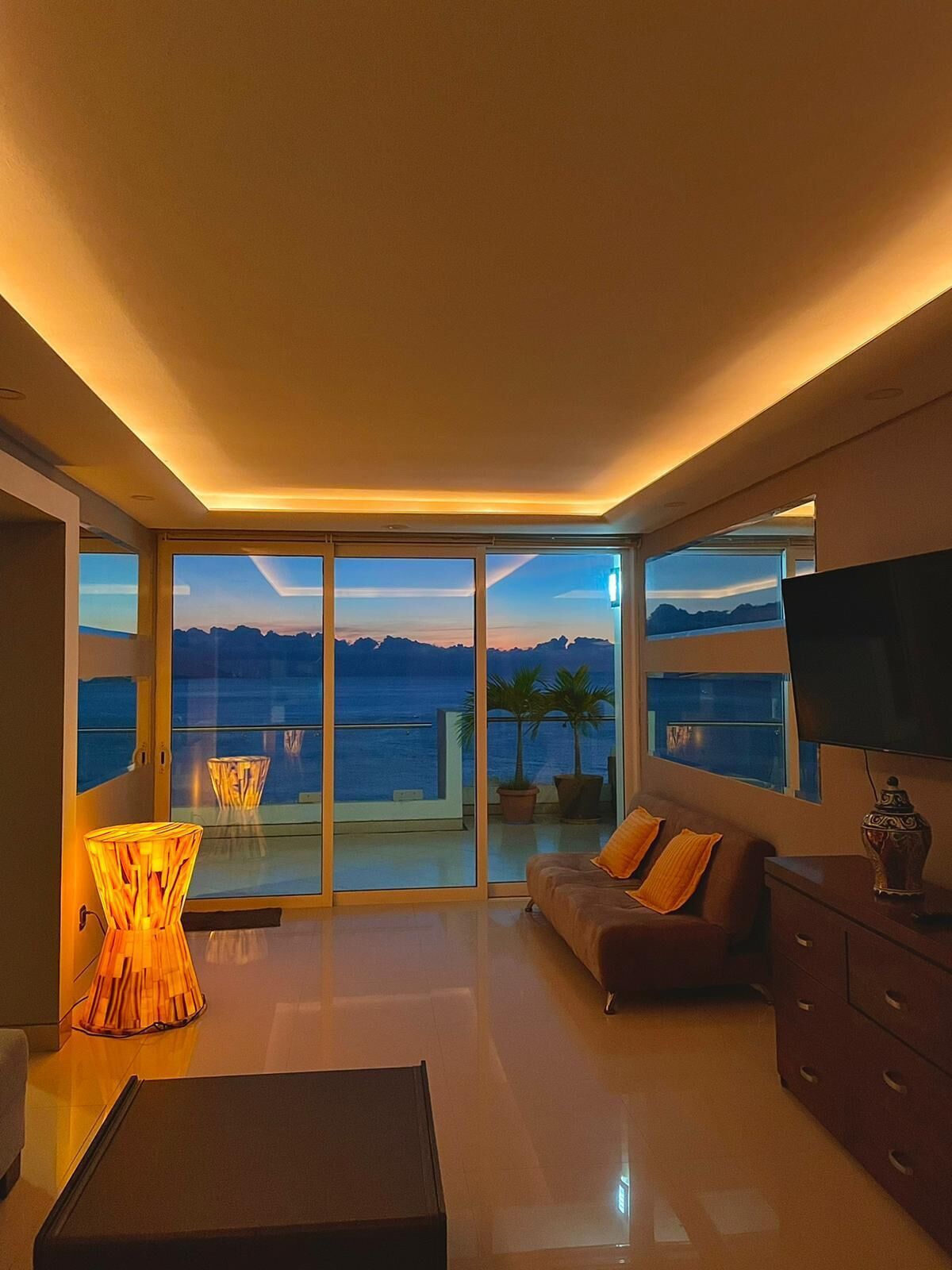 Luxury 3 BR Penthouse w/ Jacuzzi & Infinity Pool