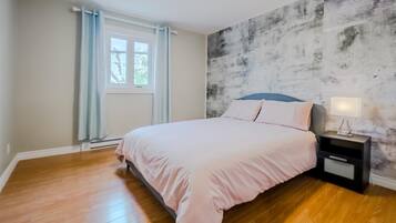 3 室のベッドルーム、アイロン / アイロン台、WiFi (無料)、ベッドシーツ