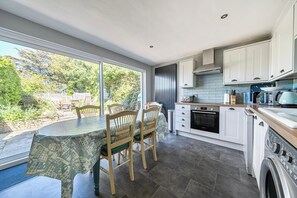 Fridge, microwave, oven, stovetop - A cozy cottage on the North Norfolk coast (King's Lynn)