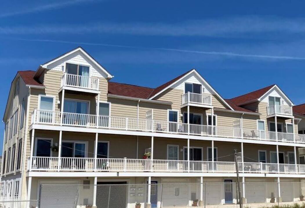 Beach condo in the center of Seaside Heights, next to the beach and boardwalk
