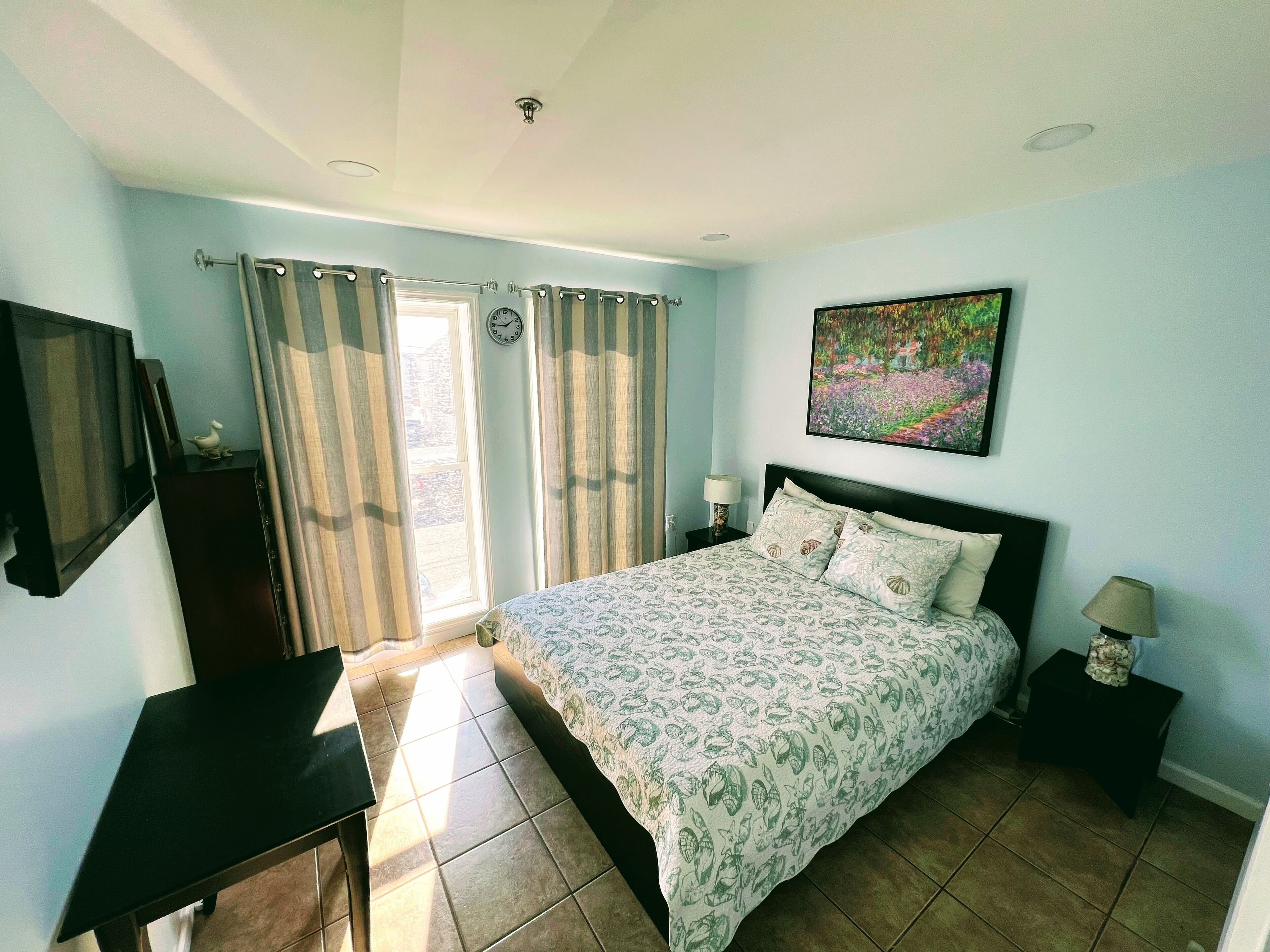 Beach condo in the center of Seaside Heights, next to the beach and boardwalk