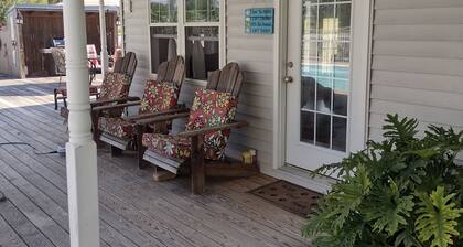 1-bedroom poolhouse w/private heated pool, within 10 miles to 11 distilleries.