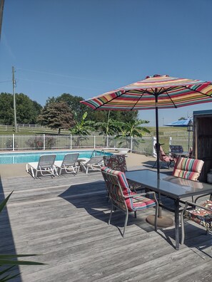 Outdoor dining - 1-bedroom poolhouse w/private heated pool, within 10 miles to 11 distilleries. (Bloomfield)