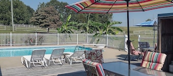 1-bedroom poolhouse w/private heated pool, within 10 miles to 11 distilleries.