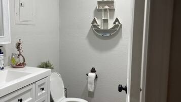 Combined shower/tub, towels, soap, toilet paper