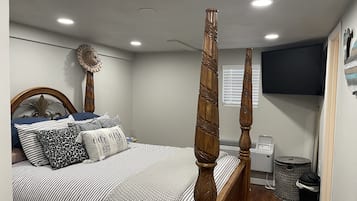 2 bedrooms, desk, WiFi, bed sheets