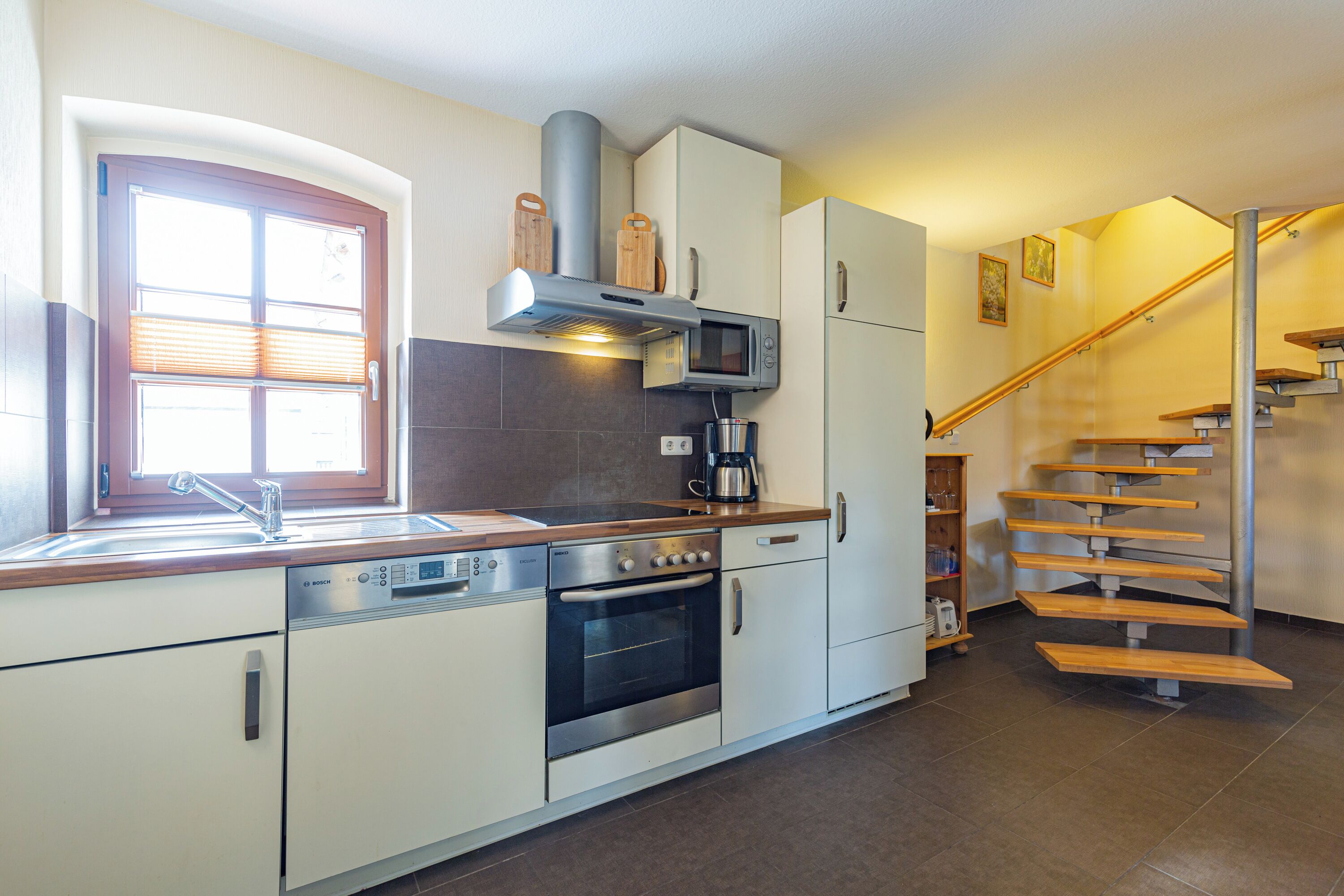 ثلاجة، ميكروويف، فرن، موقد طهي مسطح