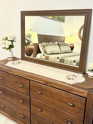 3 bedrooms, desk, iron/ironing board, free WiFi