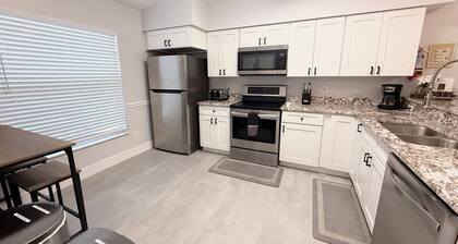 The Den! Private Pool and Pond Views, 5 Miles to Disney