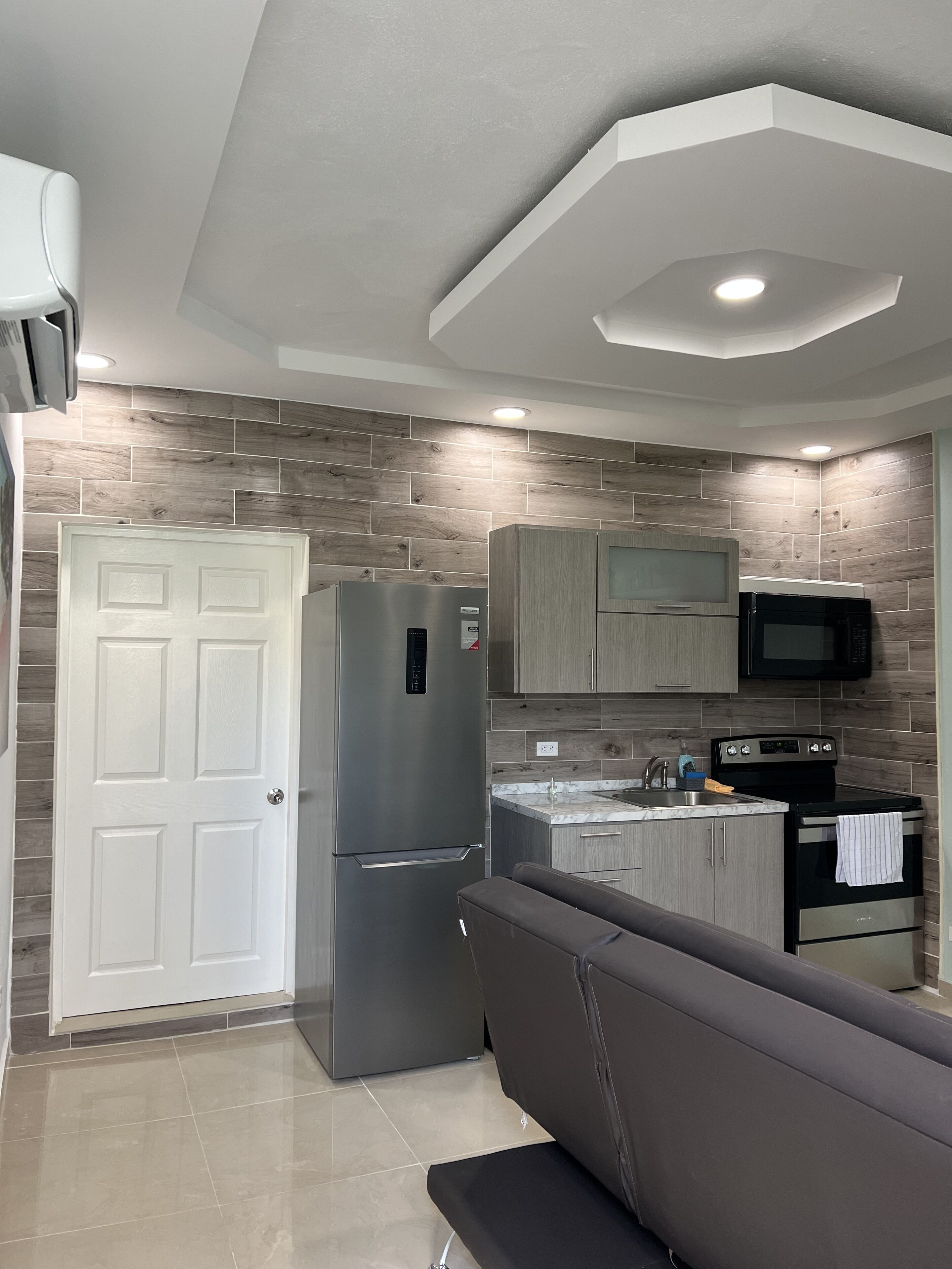 Geladeira, micro-ondas, fogão, cafeteira/chaleira