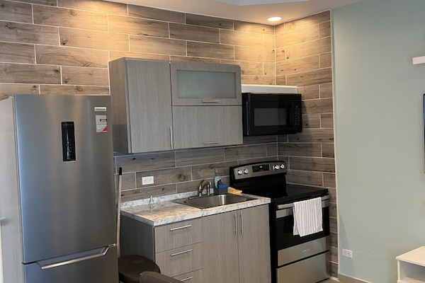 Refrigerador, microondas, horno y cafetera y tetera