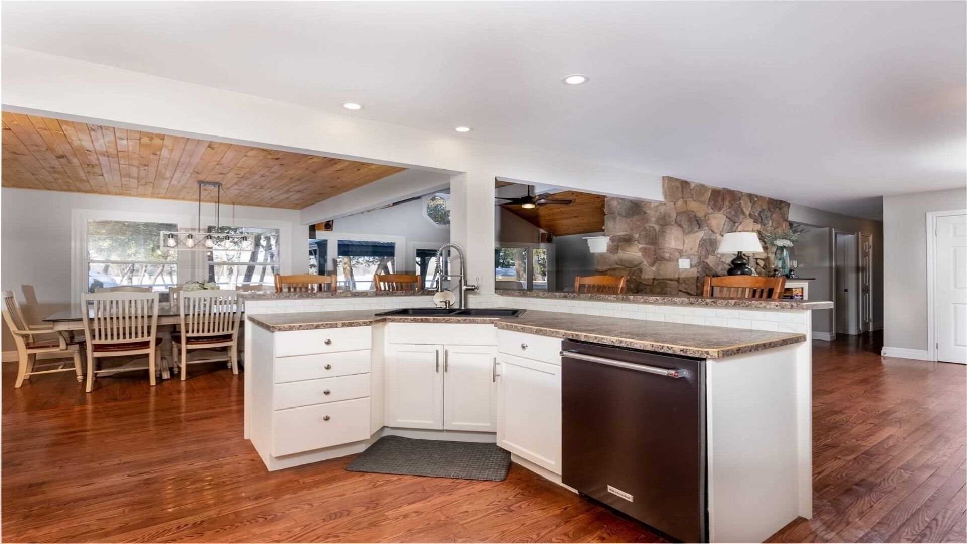 Cozy Escape | 5 Bedroom Kawarthas Cottage | Sauna and Fireplace | 2 hrs from GTA