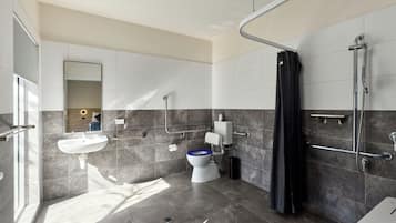 Habitación estándar, varias camas, acceso para personas con movilidad reducida, para no fumadores | Baño | Regadera, secadora de cabello, toallas, shampoo
