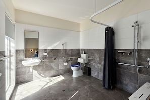 Standaard kamer, Meerdere bedden, toegankelijk voor rolstoelgebruikers, niet-roken | Badkamer | Een douche, een haardroger, handdoeken, shampoo