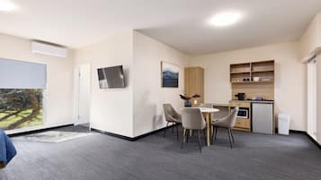 Habitación estándar, varias camas, acceso para personas con movilidad reducida, para no fumadores | Tabla de planchar con plancha, wifi gratis y ropa de cama