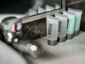 Douche, séchoir à cheveux, serviettes fournies, shampooing