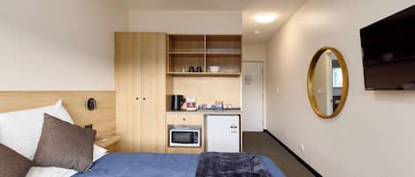 Basic Room, 1 Queen Bed | Iron/ironing board, free WiFi, bed sheets
