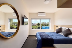 Chambre de base, 1 grand lit | 1 chambre, fer et planche à repasser, accès au Wi-Fi (inclus)