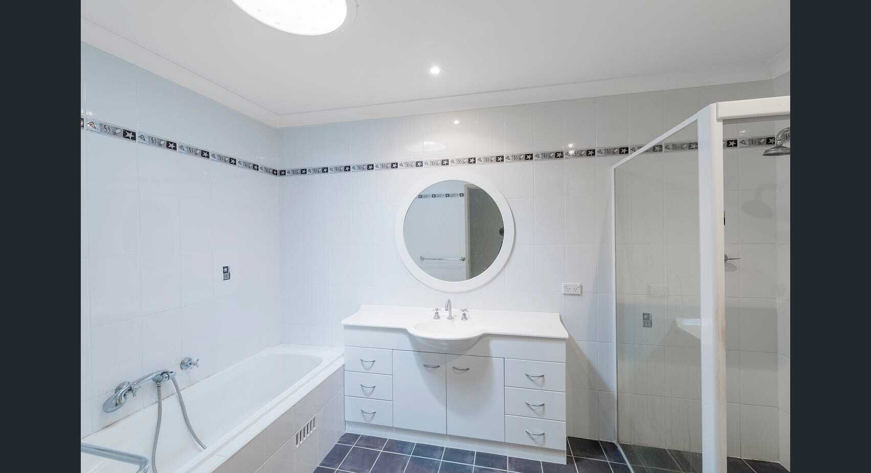 Well appointed luxury 3 bedroom townhouse. 50m to golf course, 450m to the beach