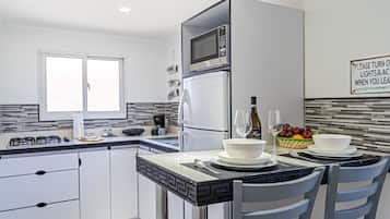 Basic Single Room, 1 Bedroom, Non Smoking | Private kitchen | Full-size fridge, microwave, stovetop, coffee/tea maker