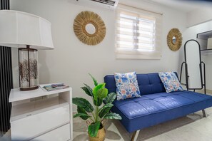 Yhden hengen perushuone, 1 makuuhuone, tupakointi kielletty | Untuvapeitot, yksilöllisesti sisustettu, yksilöllisesti kalustettu