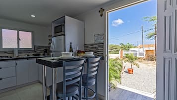 Habitación individual básica, 1 habitación, no fumadores | Cocina privada | Frigorífico grande, microondas, placa de cocina y cafetera o tetera