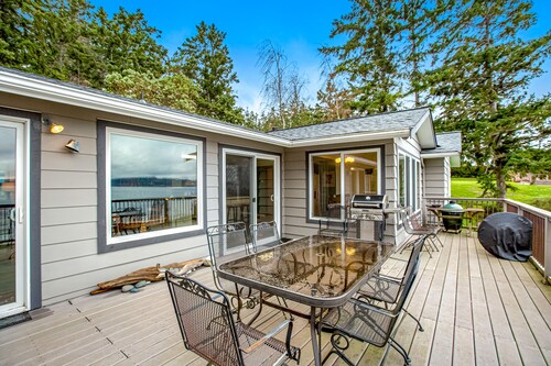 Waterfront home on Saratoga Passage with amazing view, deck & beach access