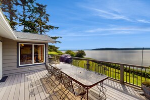 Outdoor dining - Waterfront home on Saratoga Passage with amazing view, deck & beach access (Greenbank)