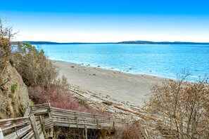 On the beach - Waterfront home on Saratoga Passage with amazing view, deck & beach access (Greenbank)