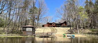 HOT TUB! Firepit, trail, gazebo, kayaks, PONDS! Hill for your snow sleights!