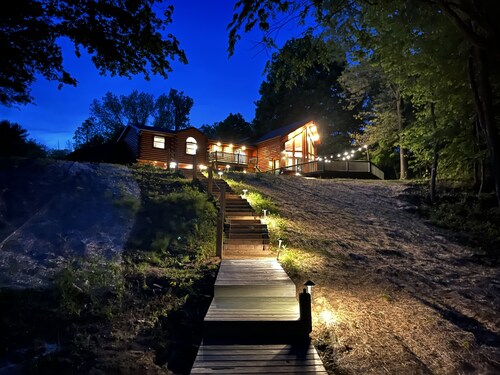 HOT TUB! Firepit, trail, gazebo, kayaks, PONDS! Hill for your snow sleights!