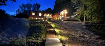 HOT TUB! Firepit, trail, gazebo, kayaks, PONDS! Hill for your snow sleights!