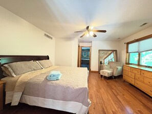 7 bedrooms, desk, iron/ironing board, travel cot