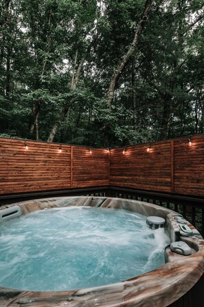 Outdoor spa tub - Cozy Cabin, Pioneer Lodge, Hot Tub, min from Blue Ridge (Blue Ridge)