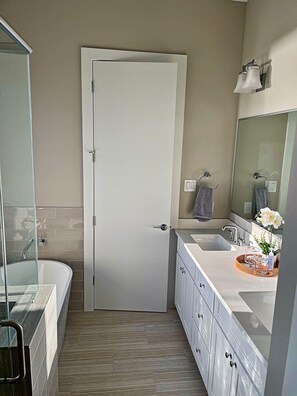 Combinazione doccia/vasca, asciugacapelli, asciugamani, sapone