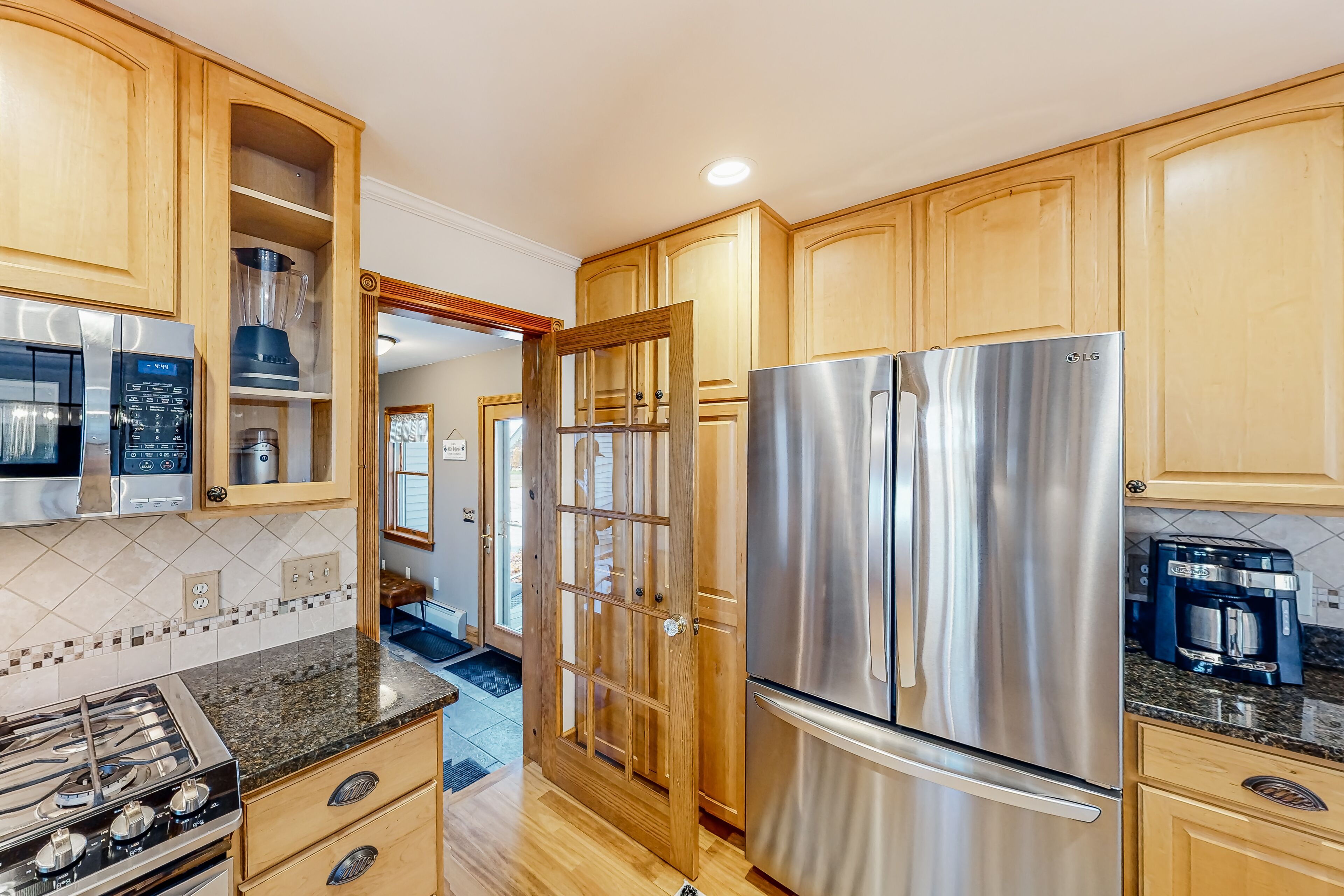 Huge Modern Estate w/ hot tub, mountain views, minutes to Okemo