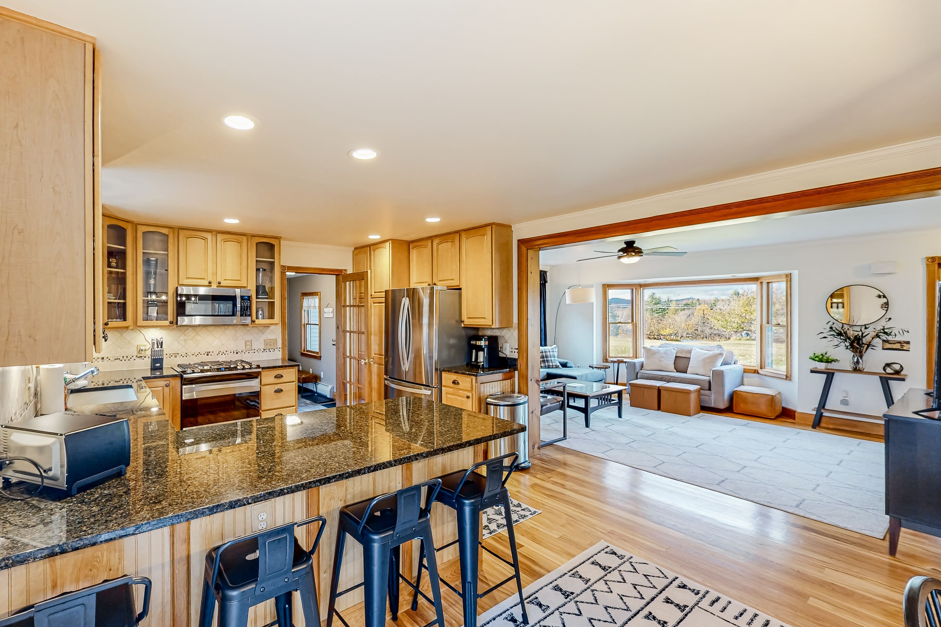 Huge Modern Estate w/ hot tub, mountain views, minutes to Okemo